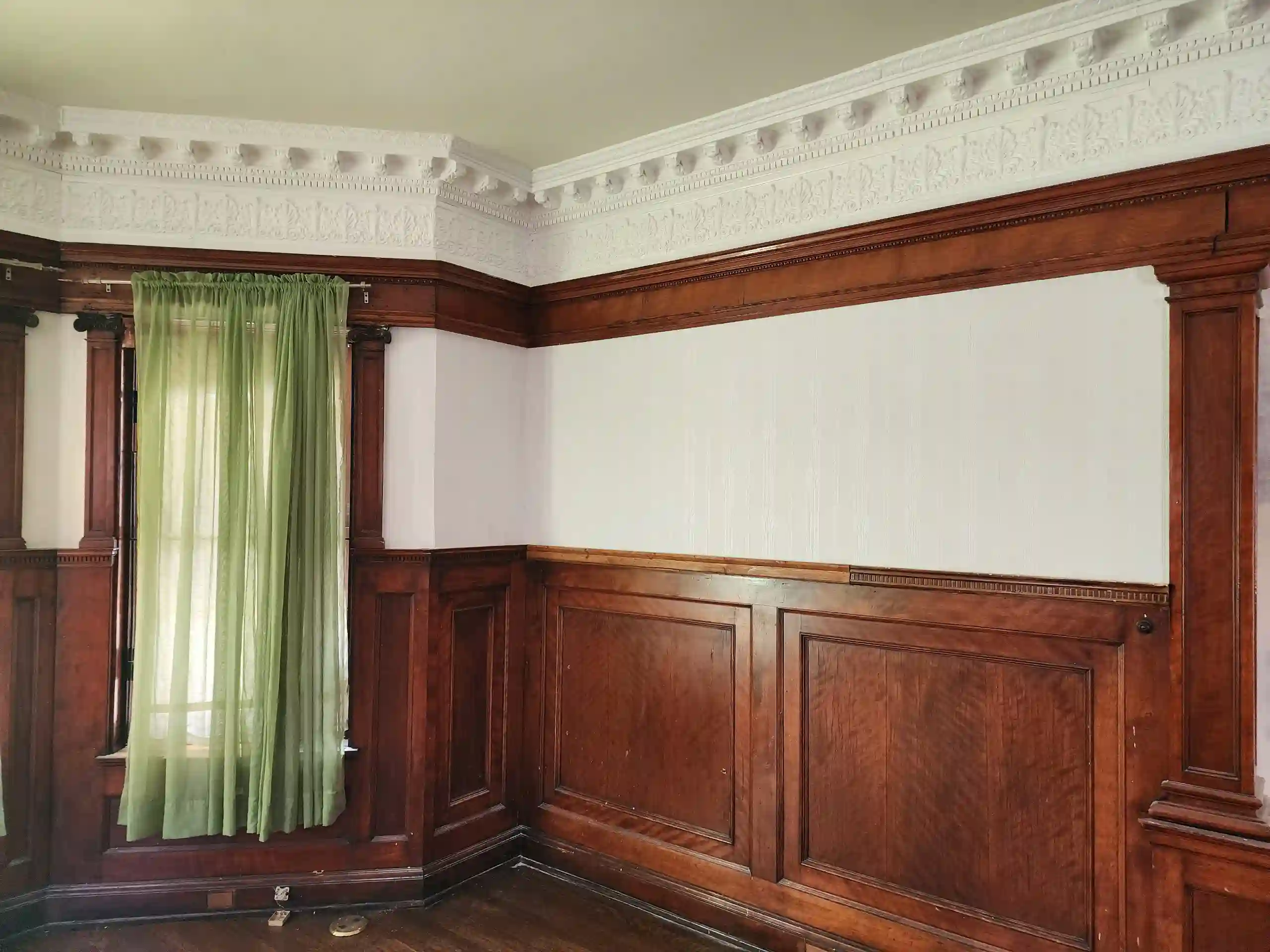 Warm interior with patterned wallcovering and wood details